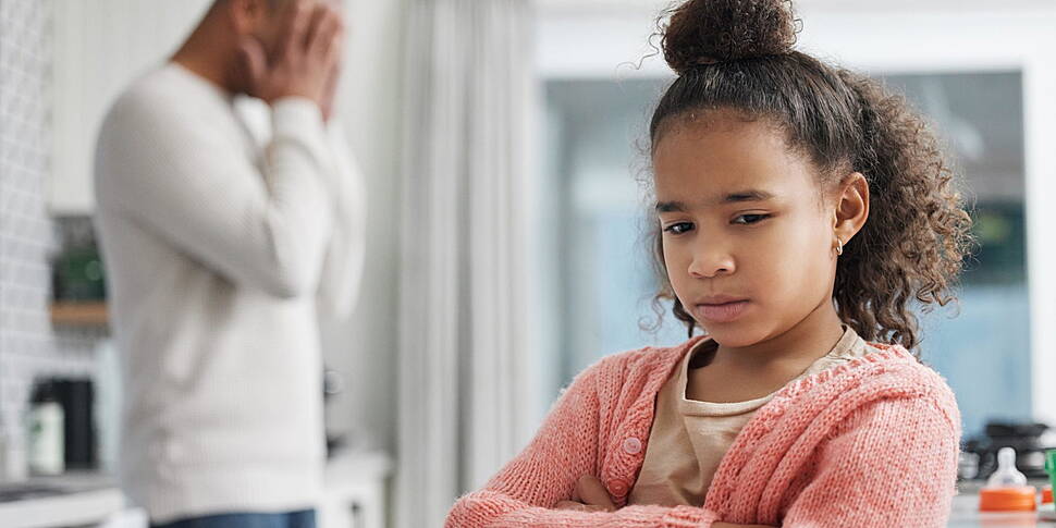 موظف يعود من السفر ليكتشف أن ابنته تنادي غريباً بـ"بابا"