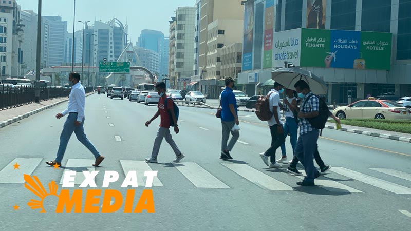 تحذيرات شرطة الإمارات بشأن عبور المشاة غير القانوني