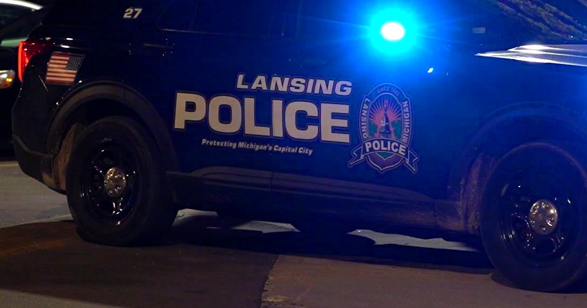 Femme menottée s'échappe d'une voiture de police au Michigan