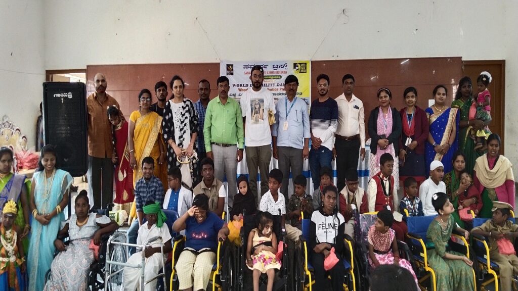 توزيع كراسي متحركة لتحسين حياة ذوي الاحتياجات الخاصة في جاكرتا