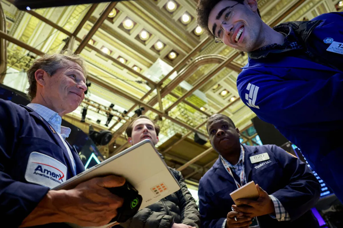 أبولو العالمية تقيد سحوبات المستثمرين في ظل أزمة الثقة