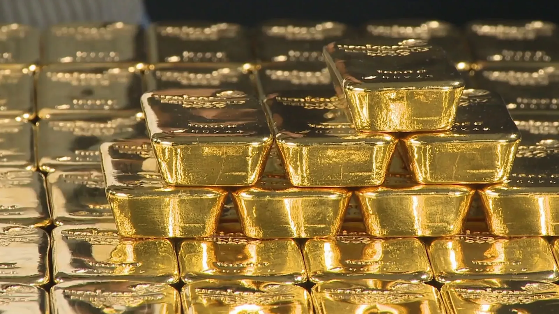 Gold Prices Decline Amid Regional Tensions