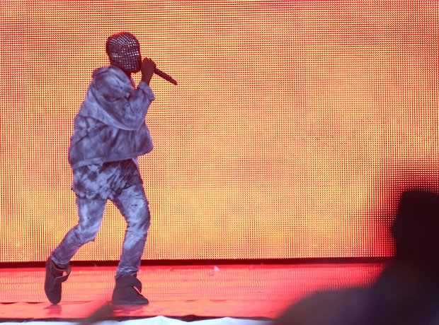 كيني ويست في مهرجان وايرليس بلندن: دعوة للمغفرة