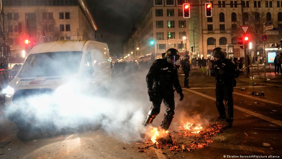 تفجير ألعاب نارية في قطار ألماني يُسفر عن إصابة 12 شخصاً