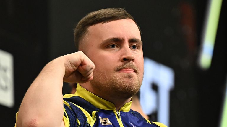 Luke Littler prend la tête de la Premier League après une victoire