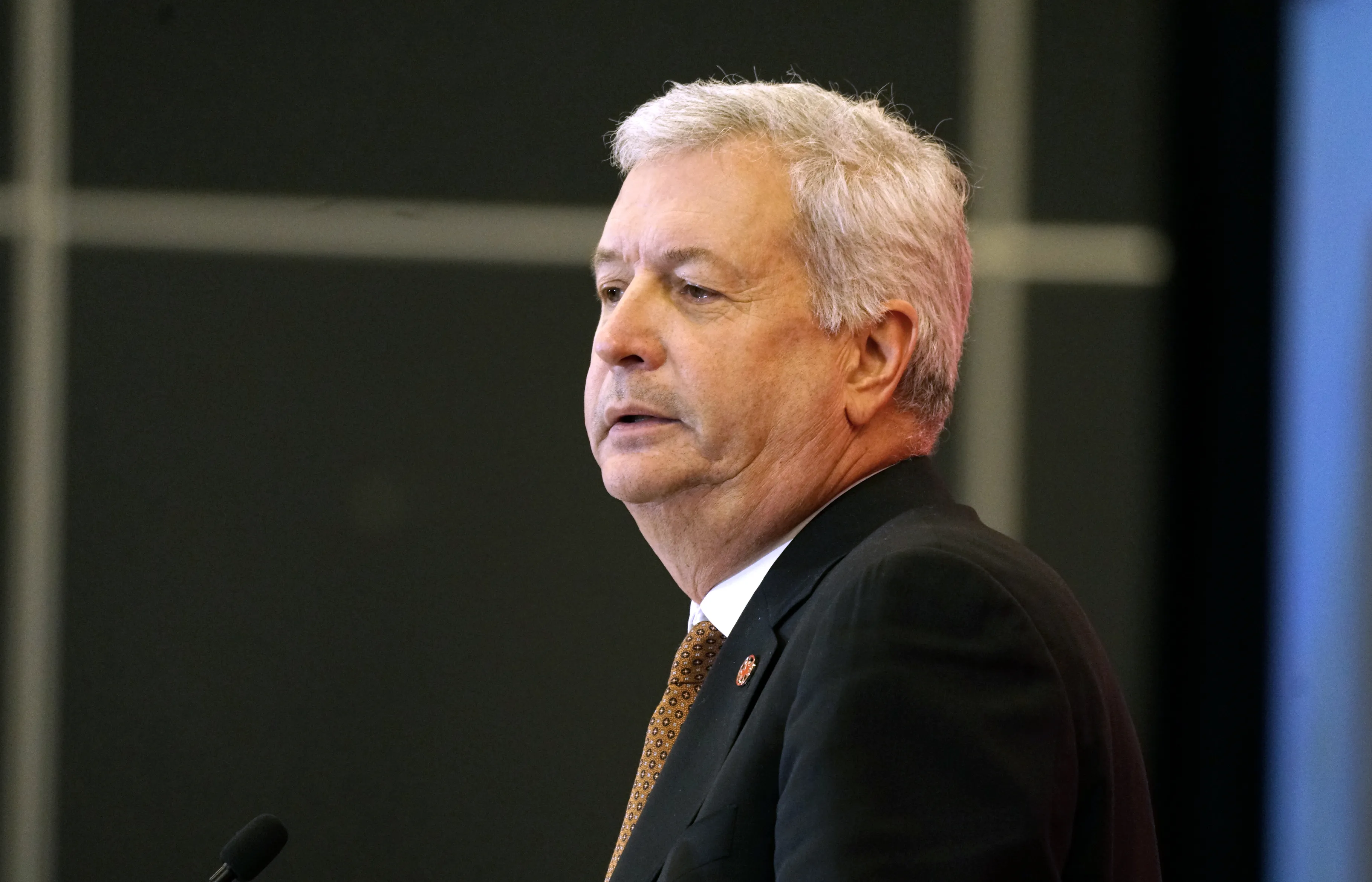 Air Canada CEO resigns after English remarks backlash