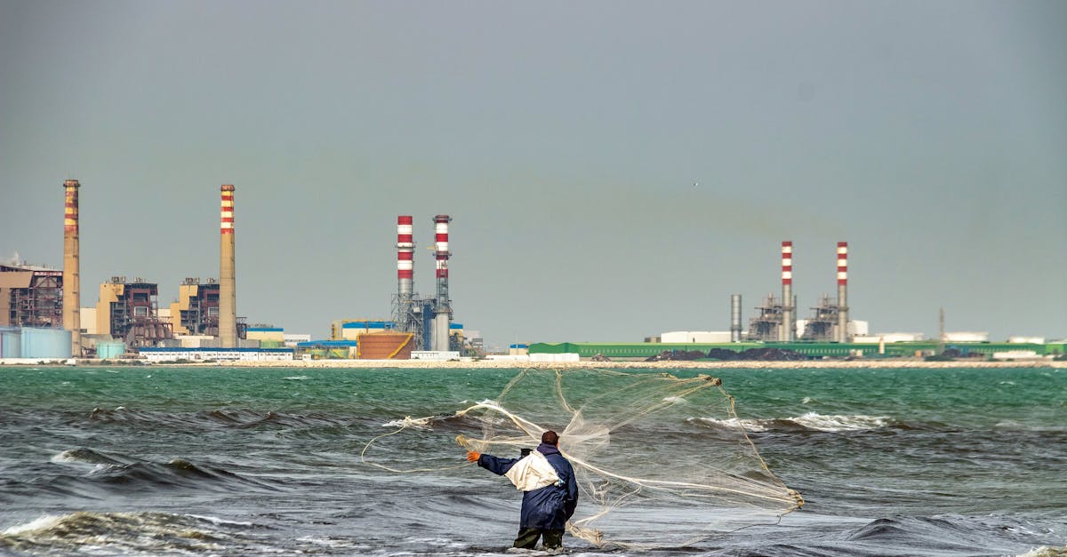 إسرائيل تضرب موقعاً نفطياً مهماً في الخليج