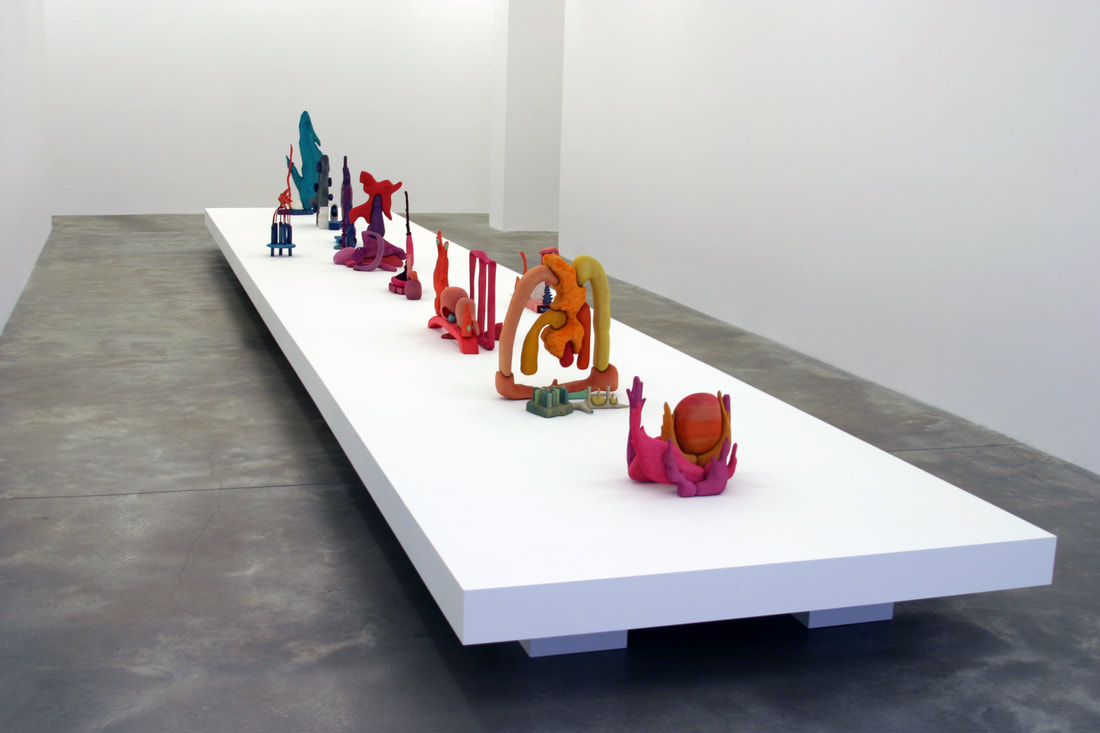 معرض يجمع بين التحف والأثاث والإضاءة