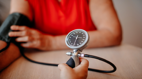 عادات صباحية لتحسين ضغط الدم وصحة القلب