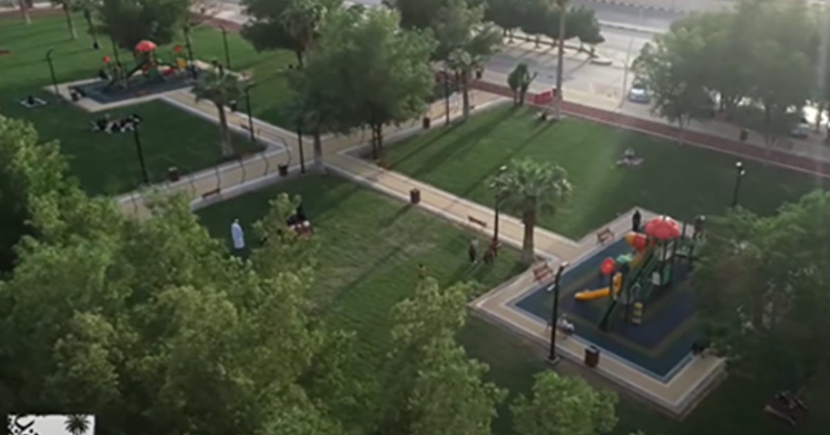 Regen steigert die Schönheit des Al-Ghoda Parks in Unayzah