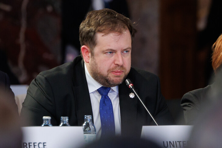 بريطانيا تدعو لإعادة فتح مضيق هرمز وتحذر إيران من تهديد الاقتصاد العالمي