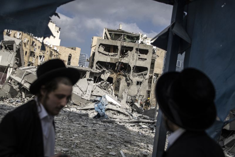 تصعيد عسكري بين إسرائيل وإيران: غارات متبادلة