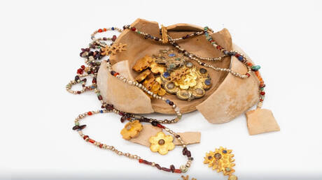 Discover Ancient Pot with Jewelry in Saudi Arabia