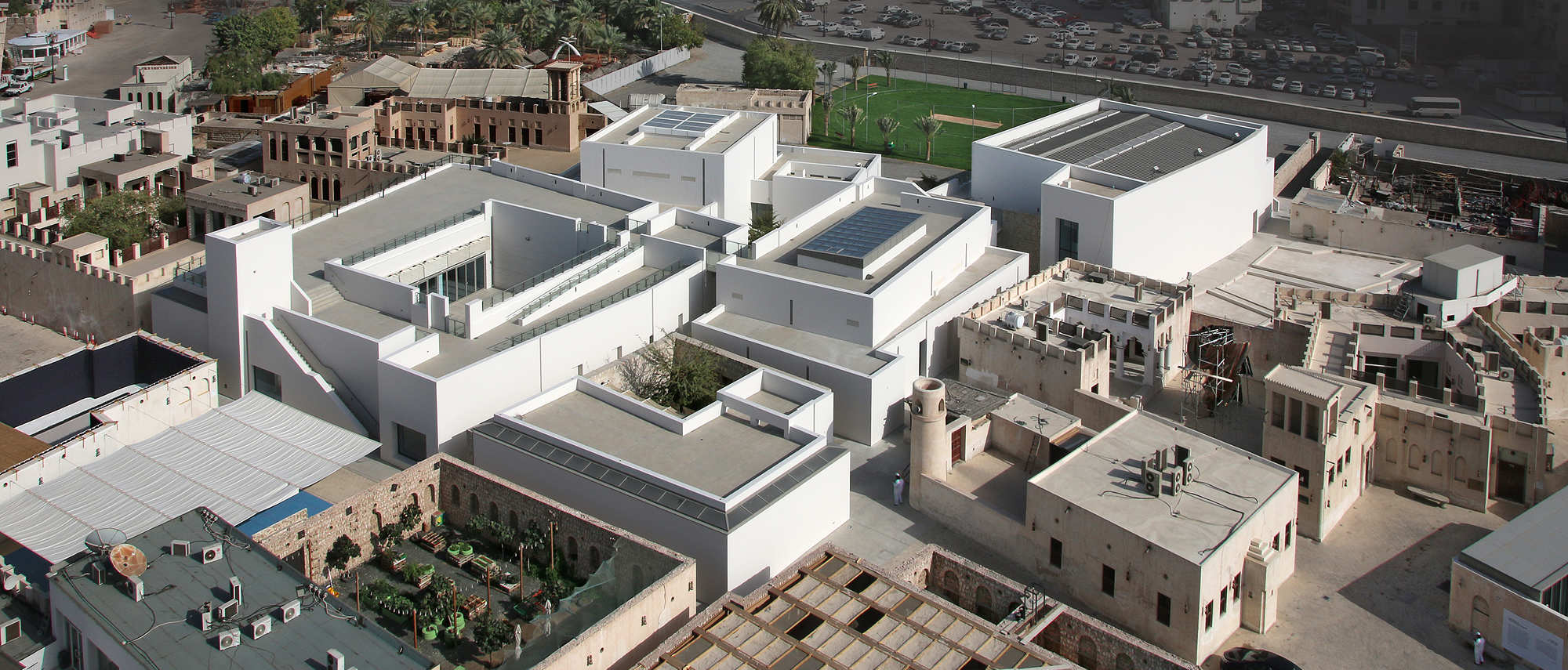 بينالي الشارقة 2027: حدث فني عالمي بمشاركة 109 فنانين