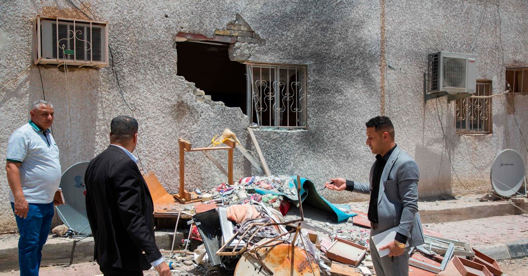 مقتل ثلاثة أشخاص في هجوم صاروخي قرب البصرة