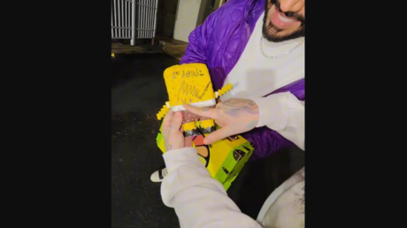 Célébrer la sortie de prison avec une poupée signée par Maduro