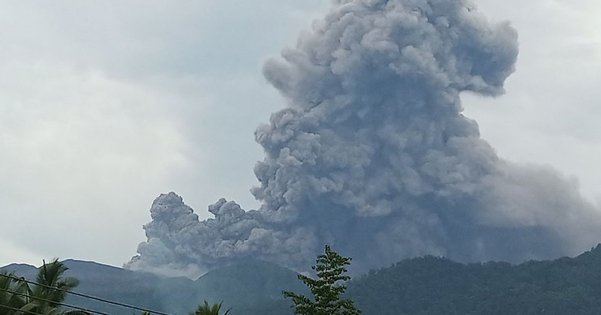 ثوران بركان غونونغ دوكونو في إندونيسيا