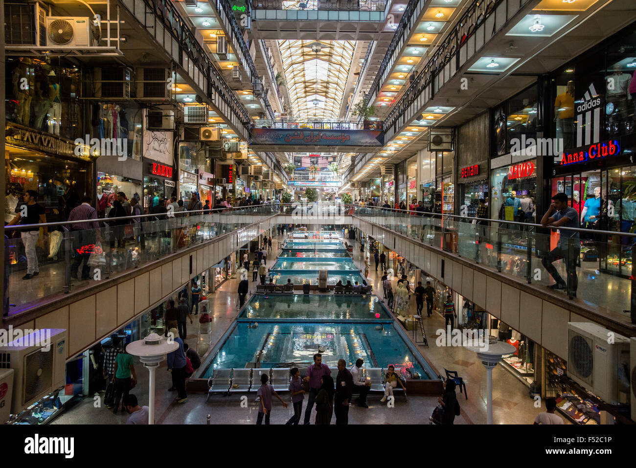 Iranischer Präsident besucht Geschäfte in Teheran