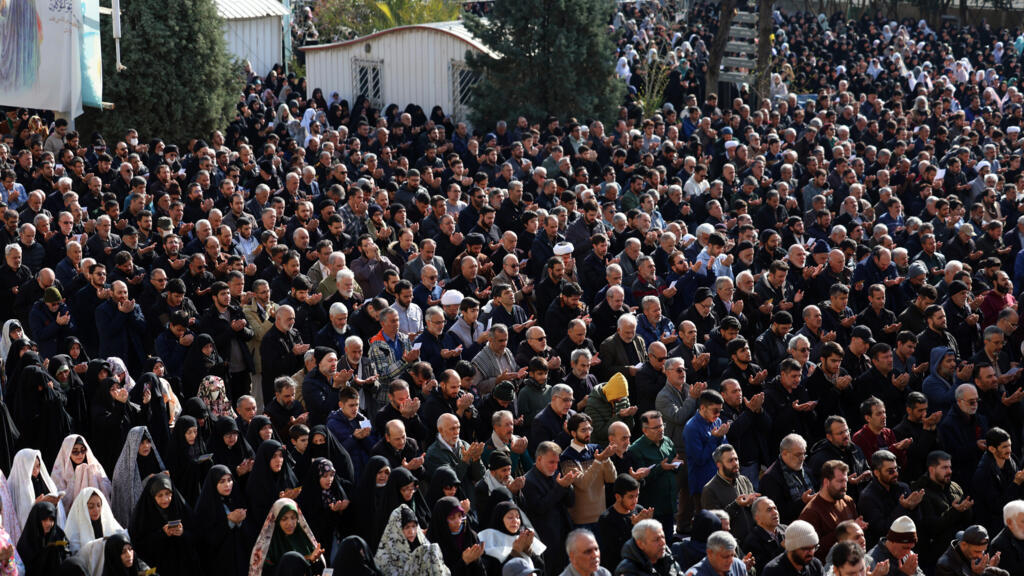 آلاف الإيرانيين يؤدون صلاة عيد الفطر وسط التوترات
