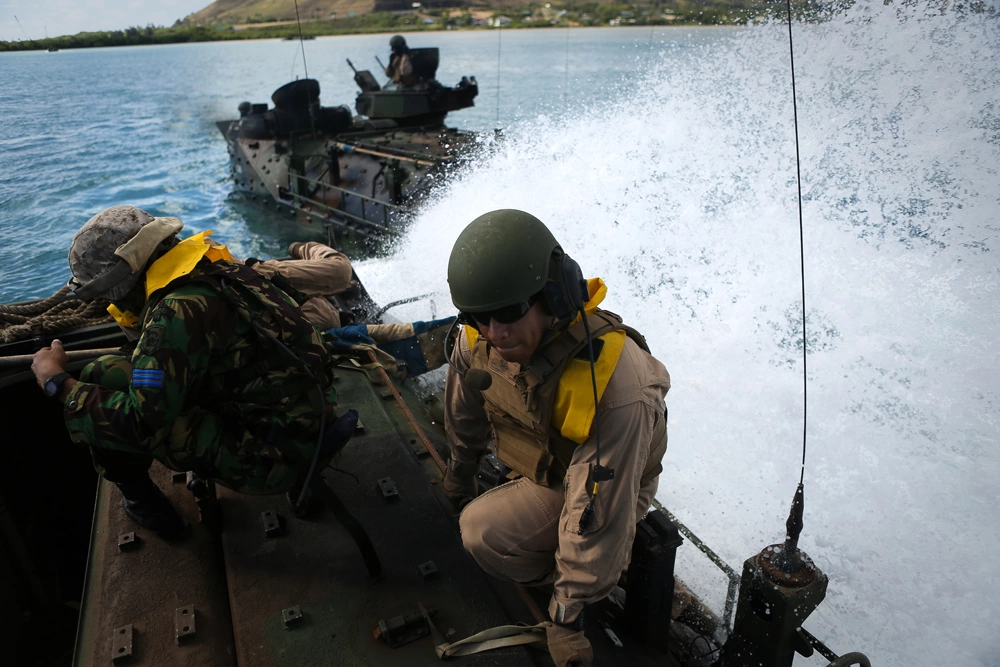 تدريبات المارينز الإندونيسيين على الإنزال البحري