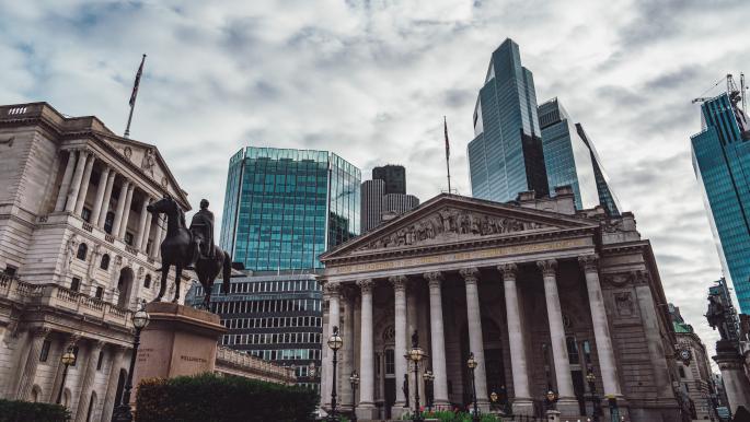 الجنيه الإسترليني تحت ضغط: الفائدة والانتخابات وحرب إيران