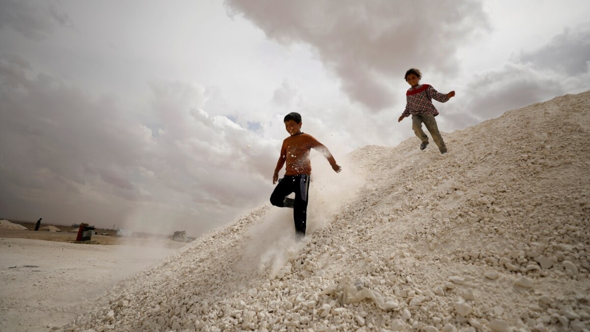 أطفال الرقة يتحدون مخاطر الألغام بحثًا عن لقمة العيش