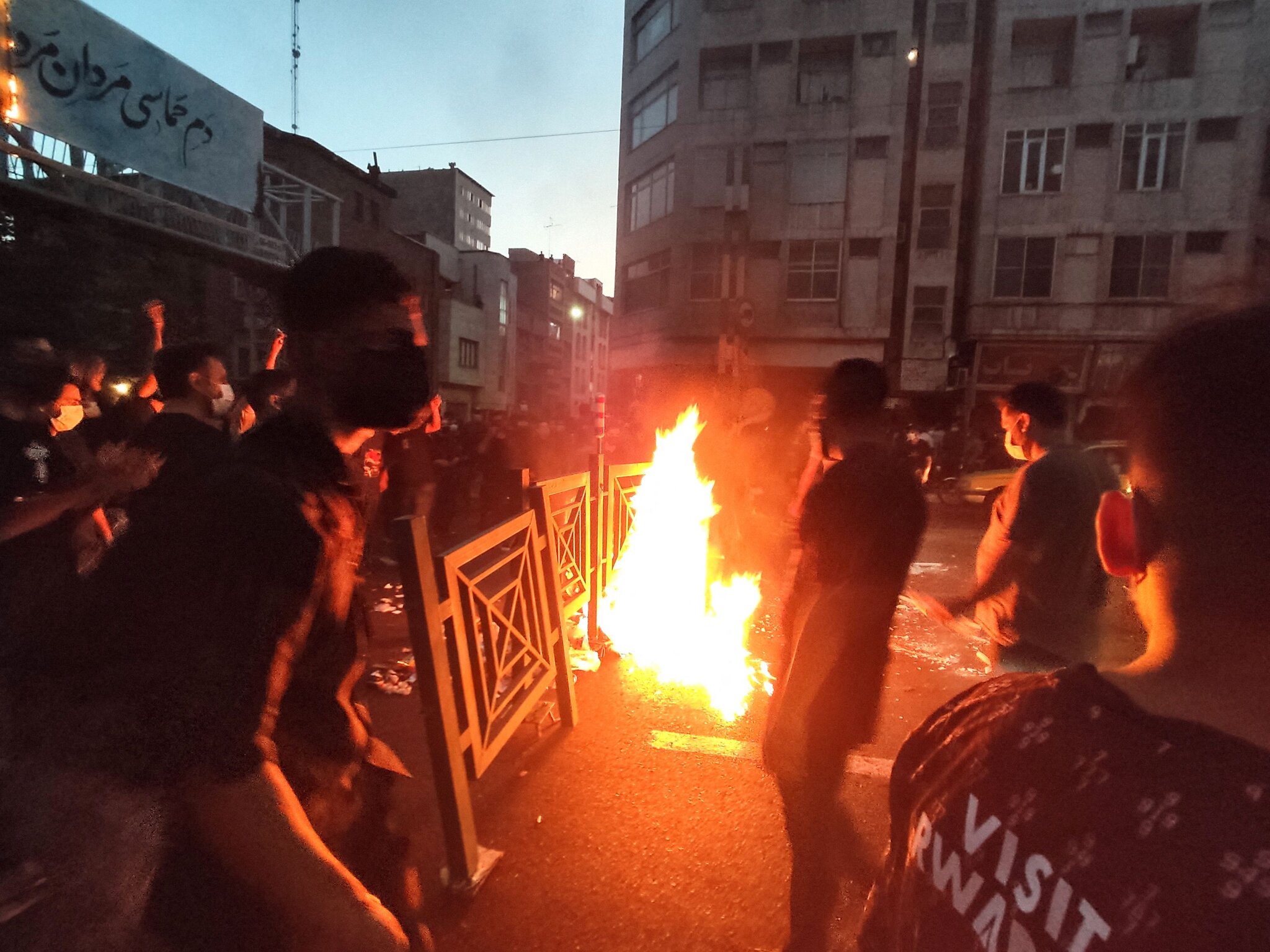 إيران تنفذ حكم الإعدام بحق متهم بمحاولة اقتحام منشأة عسكرية