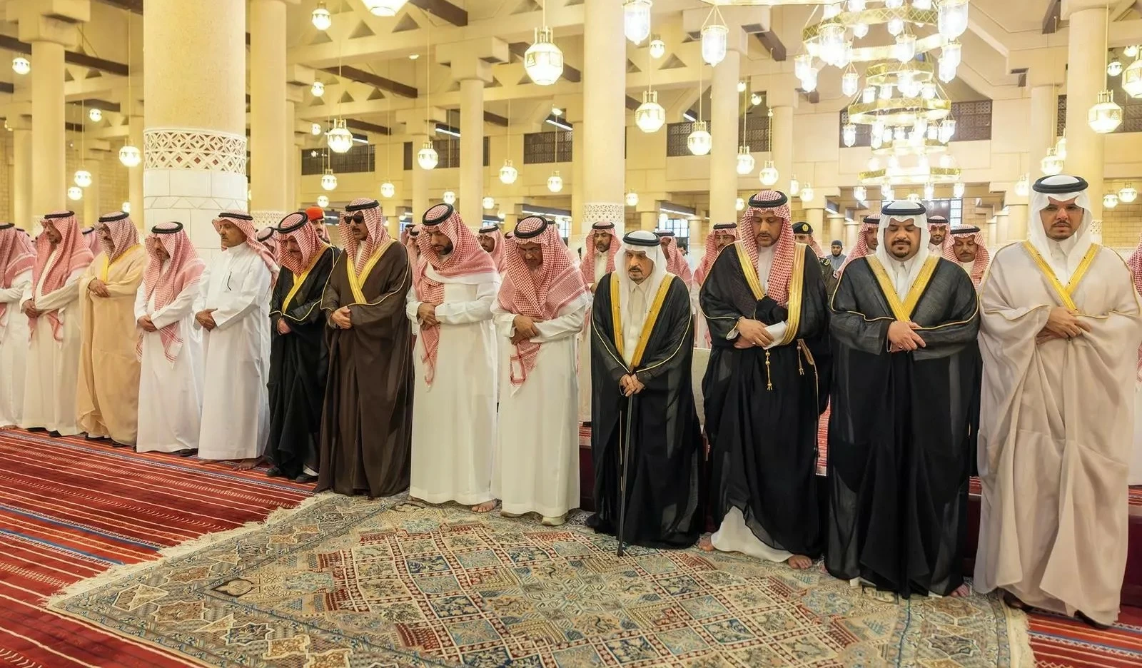 أمير الرياض يؤدي صلاة الميت على الأمير محمد بن فيصل آل سعود