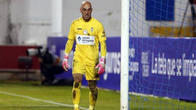 حارس مرمى سبعيني يشارك في مباراة تاريخية بإسبانيا