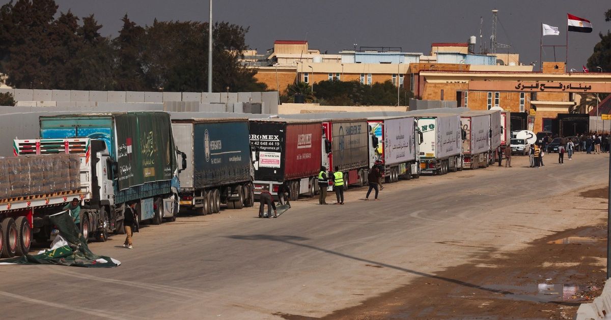 Shirley Bassey Announces Inability to Respond to Fan Messages