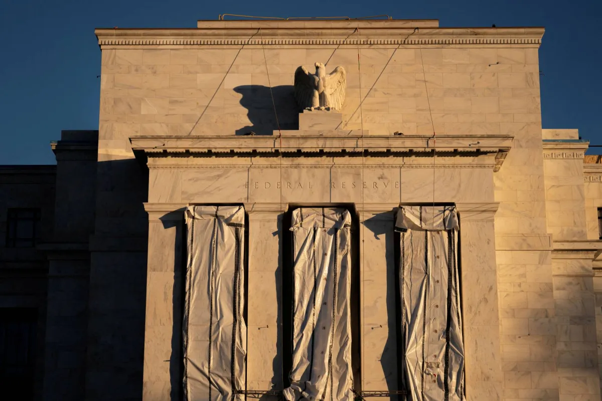 البنوك المركزية الكبرى تواجه ضغوط أسعار الفائدة