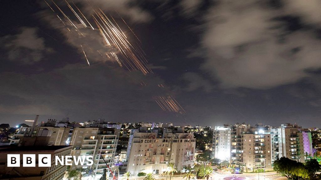 Explosion einer Clusterbombenrakete in Groß-Tel Aviv
