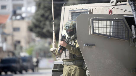 Israeli Soldat greift CNN Fotografen im Westjordanland an