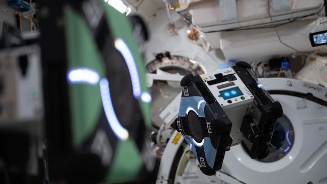 Test eines fliegenden Roboters an der ISS