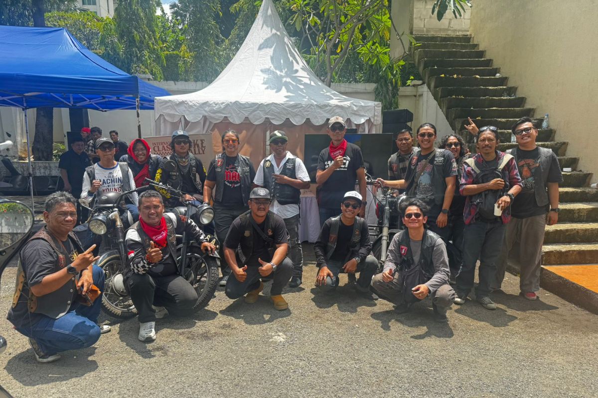 رالي جAWARA للدراجات النارية القديمة في إندونيسيا