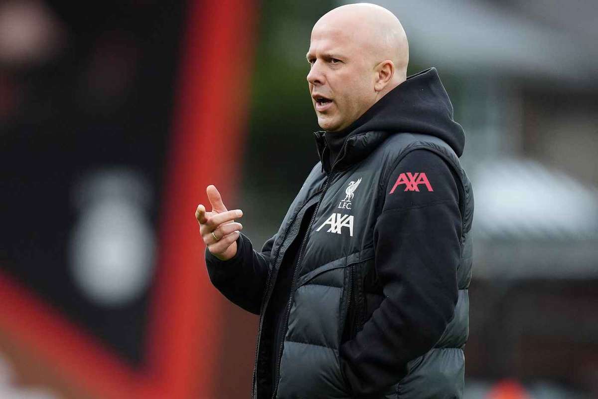 ليفربول يقترب من إقالة مدربه أرني سلوت