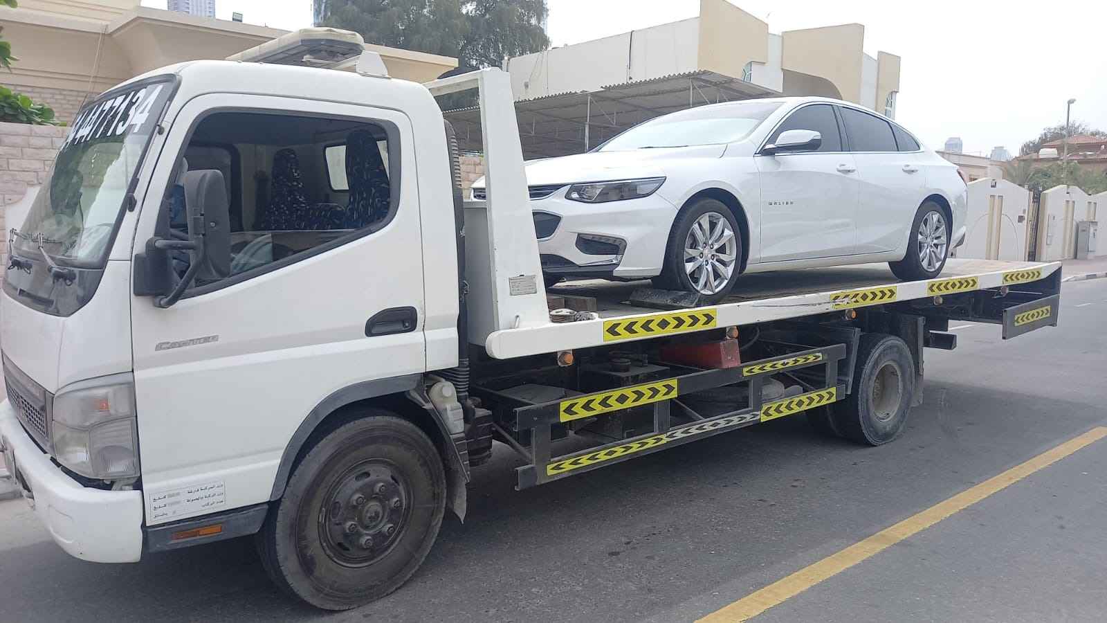 Pluies à Dubaï : bénévoles récupèrent voitures et plaques