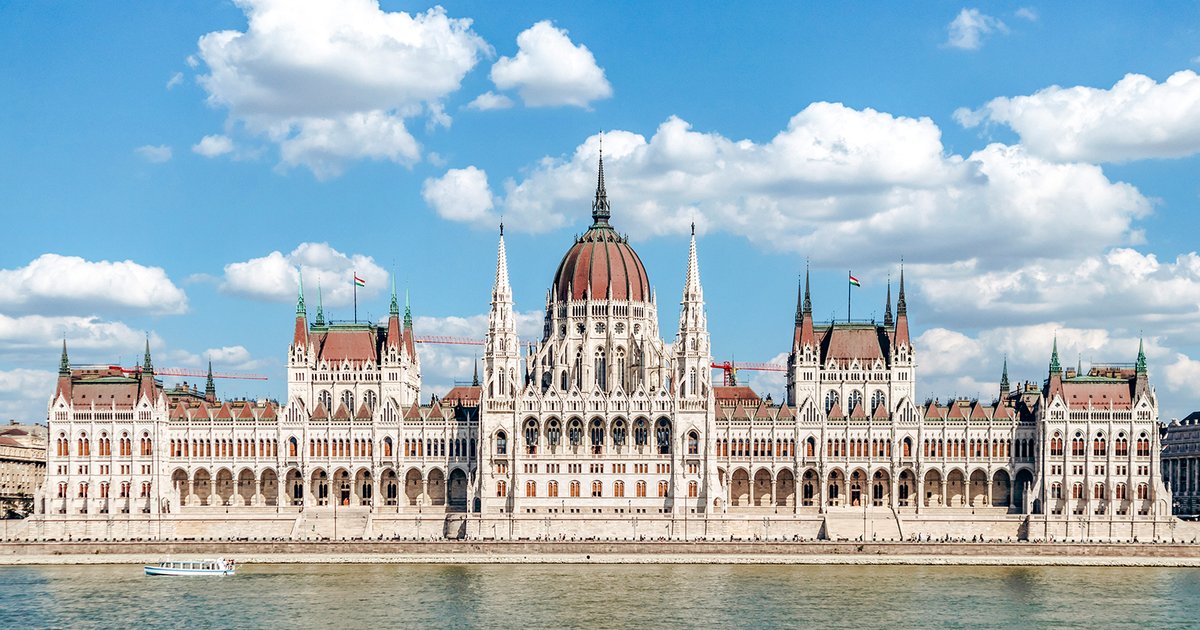La bandera saudí ondea en Budapest por el Día de la Bandera