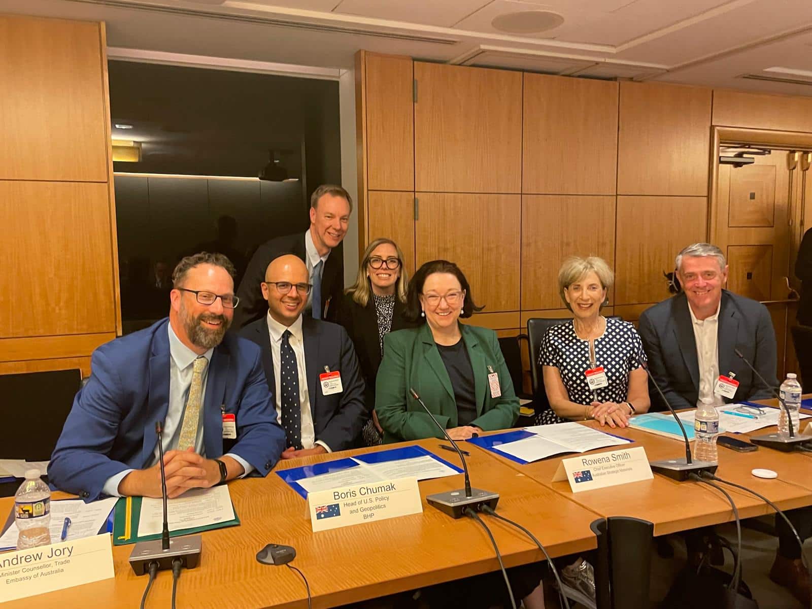 وزير الصناعة يشارك في طاولة مستديرة بتركيا