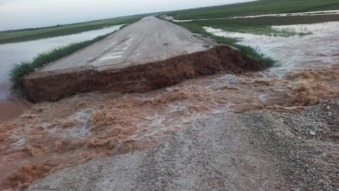 السيول في ريف حماة تودي بحياة طفل وتغلق طرق