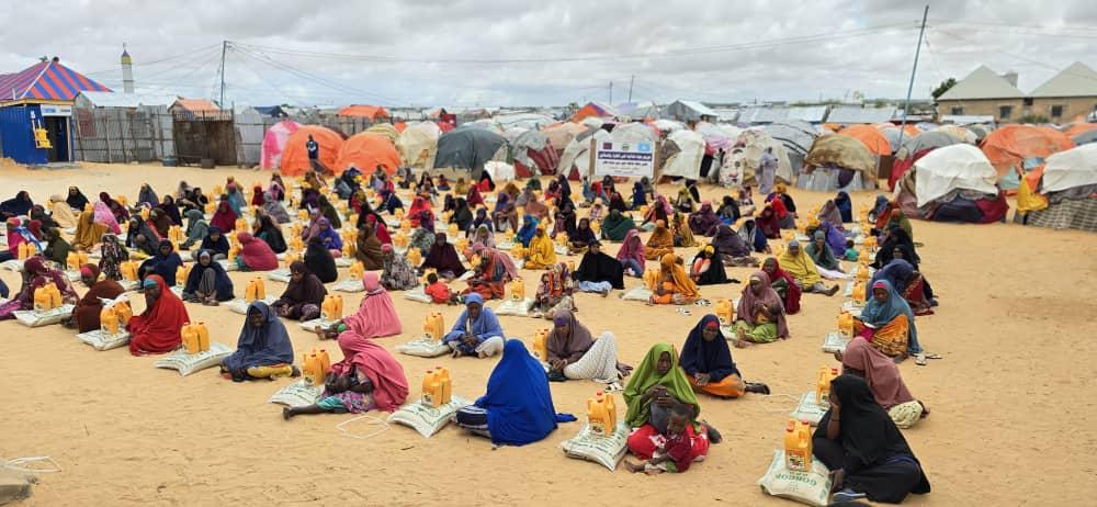 توزيع مساعدات غذائية في إندونيسيا