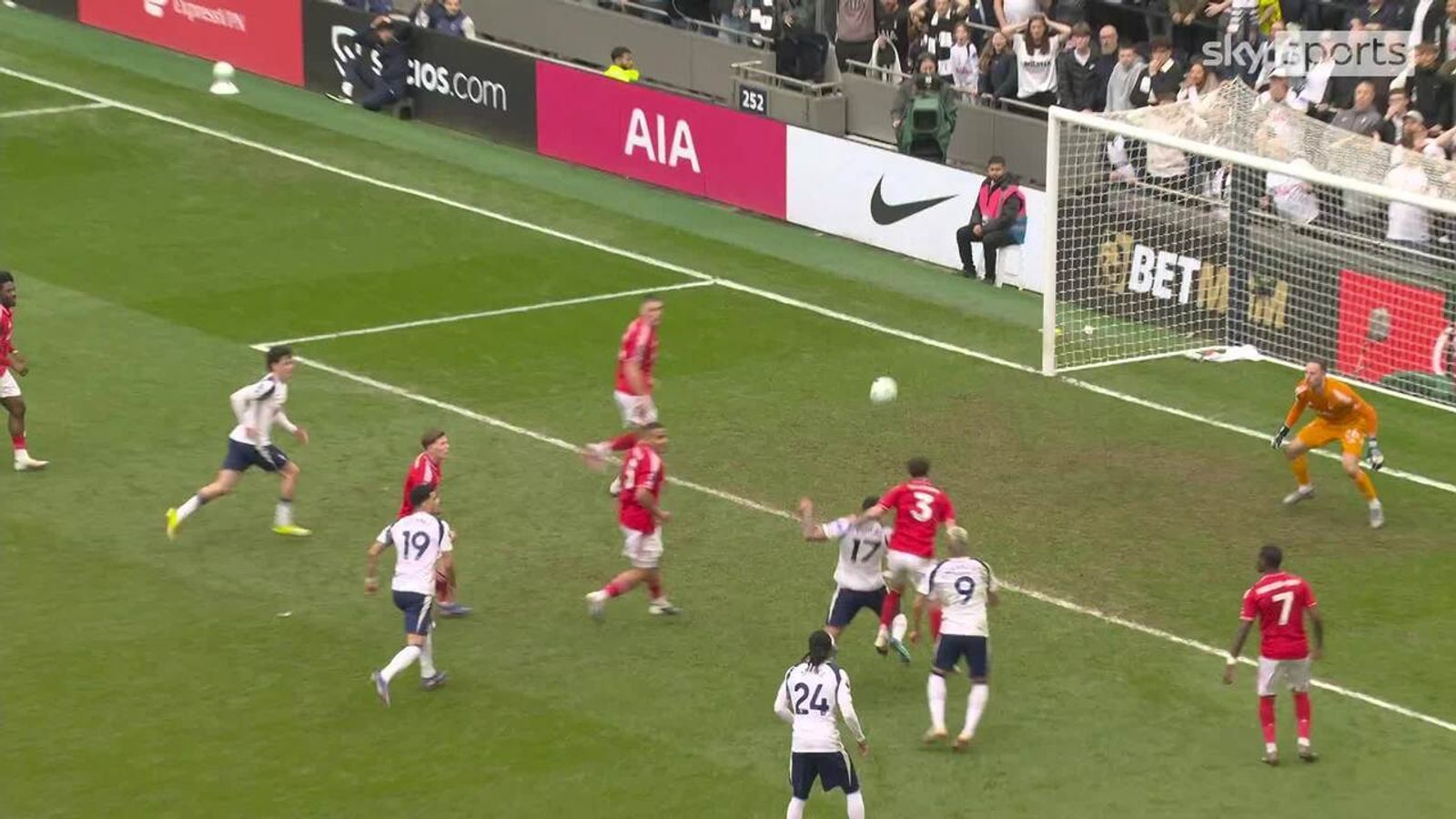 Kontrobersya sa penalty sa Tottenham matapos pagbagsak ni Romero