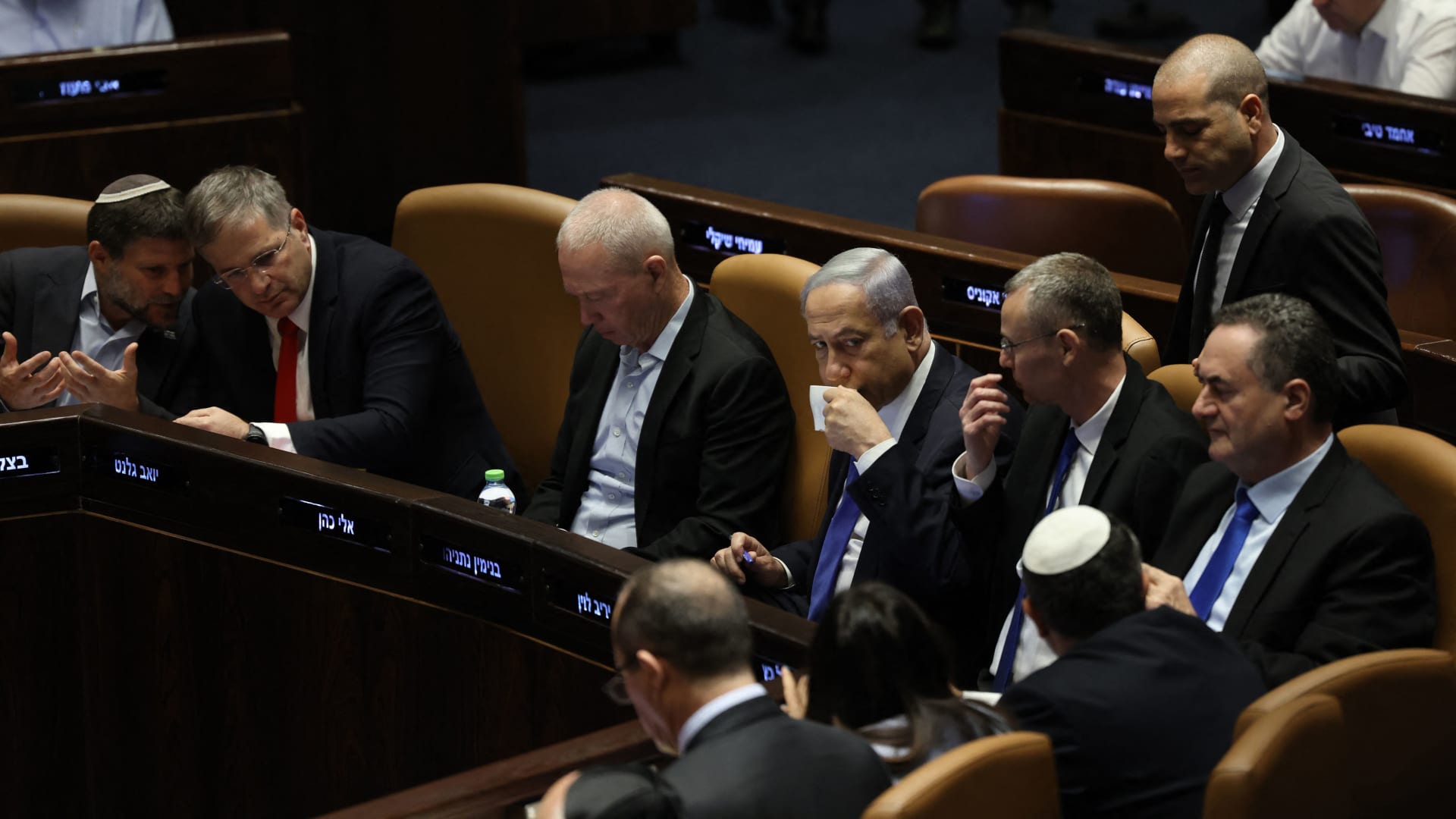 Lapid propose une loi pour classer le Qatar comme hostile