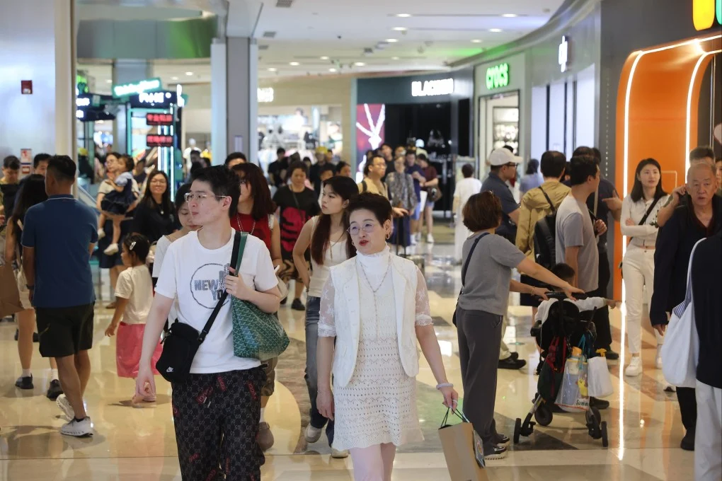 Hong Kong : des milliers bravent la pluie pour Shenzhen