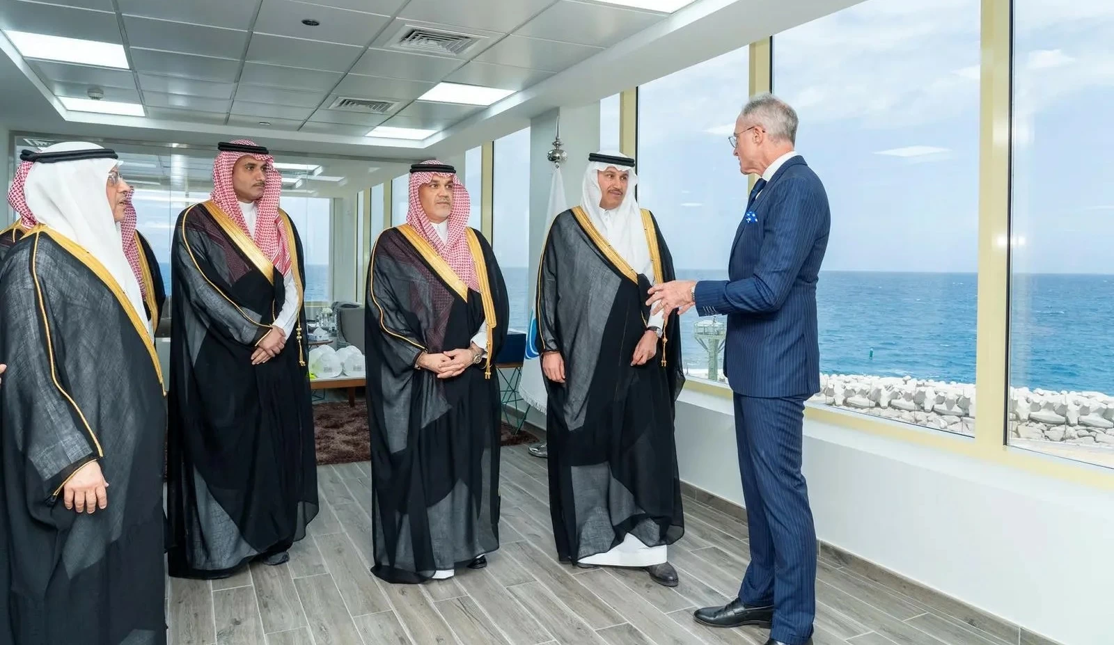 تفقد وزراء النقل والاستثمار سير العمليات في ميناء الملك عبدالله