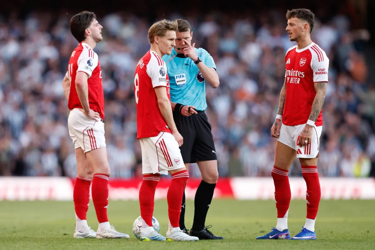 آرسنال يقترب من اللقب بعد انتصارات صعبة في الدوري الإنجليزي