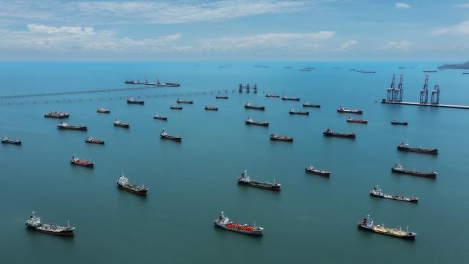 إيران تهدد بإغراق المنطقة في الظلام