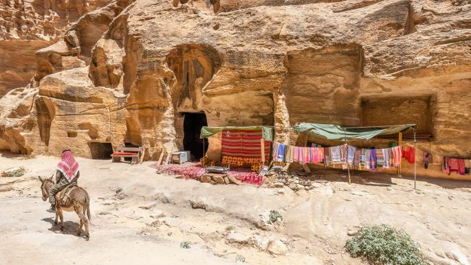 تراجع الدخل السياحي في الأردن وتحسن تحويلات المغتربين