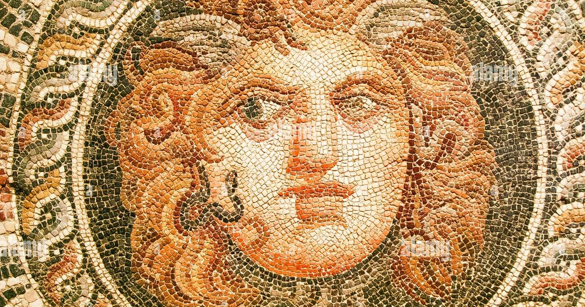 Odkrycie głowy Meduzy w Muzeum Egipskim