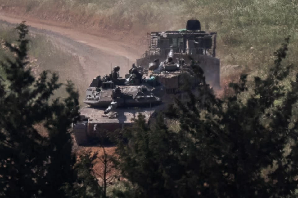 إسرائيل تدمر أهداف لحزب الله وتطلب إخلاء بلدان في الجنوب